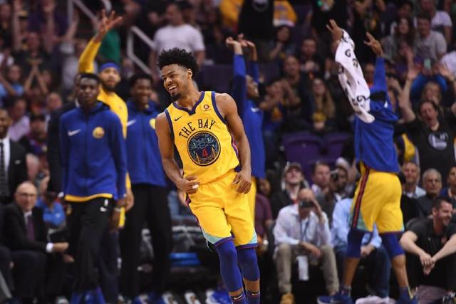 尽管交易陷入僵局，科怀·伦纳德仍现身猛龙队NBA夏季联赛现场